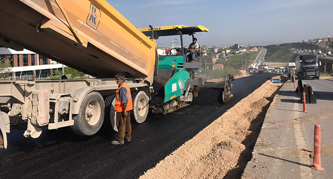 Gebze TEM Kuzey yan yollar asfalt serimi yapılıyor