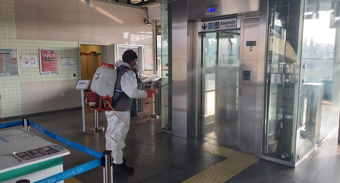 Gebze’de halk otobüsleri dezenfekte ediliyor