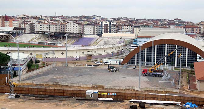 Gebze’deki yeni futbol sahasının aydınlatma direkleri dikildi