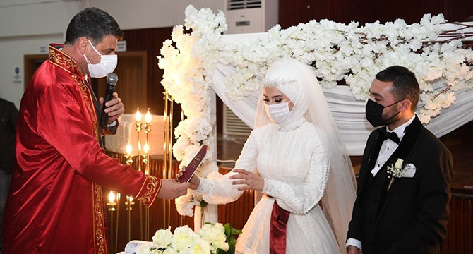 GENÇLERİ YALNIZ BIRAKMADI