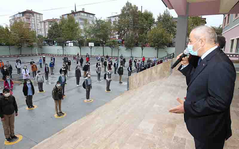 Güler ve Büyükgöz bayrak törenine katıldı