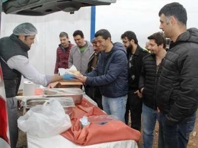Hafriyatçılara ekmek arası verildi