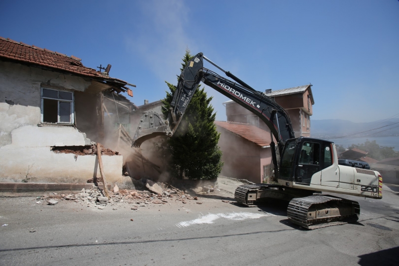 Hasarlı Bina Yıkıldı
