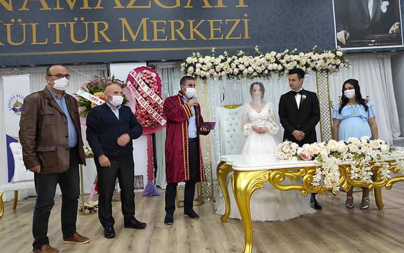 HEMŞEHRİLERİNİ YALNIZ BIRAKMIYOR