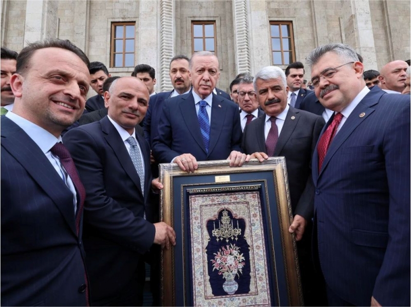 İLK DOKUNAN HALI ERDOĞAN’A