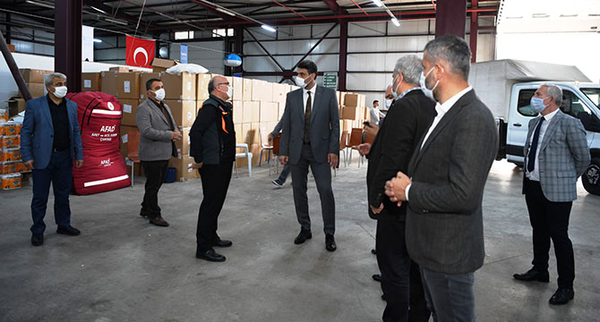 İZMİR YARDIMLARINI AFAD’A TESLİM ETTİ