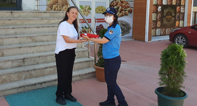 İzmitli vatandaşın bayrak sevgisi duygulandırdı