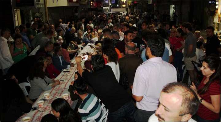 İZMİT’TE BİNLERCE KİŞİ SAHURU BİRLİKTE YAPTI
