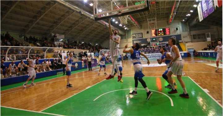 Kağıtspor basketbolda şampiyonluğa yürüyor