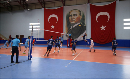 Kağıtspor Voleybolda set vermeden galip