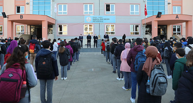 Kara ve Bıyık, öğrencilerle İstiklal Marşı’nı okudu