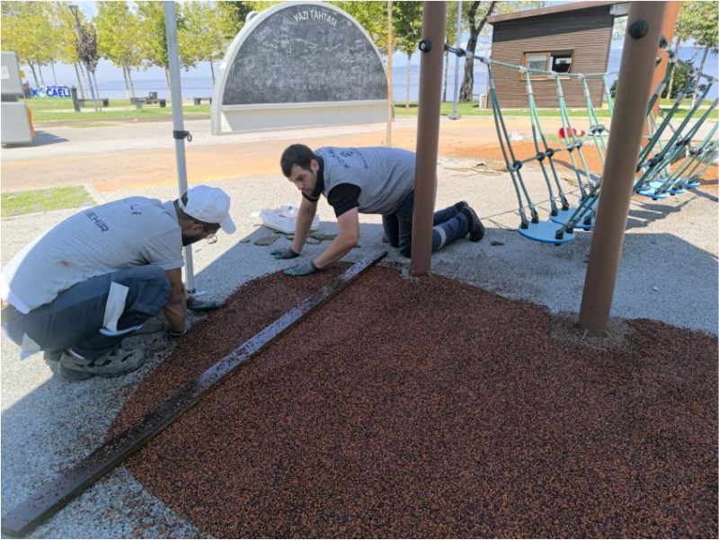 Karamürsel Ereğli Aktif Park'ın zemini yenilendi