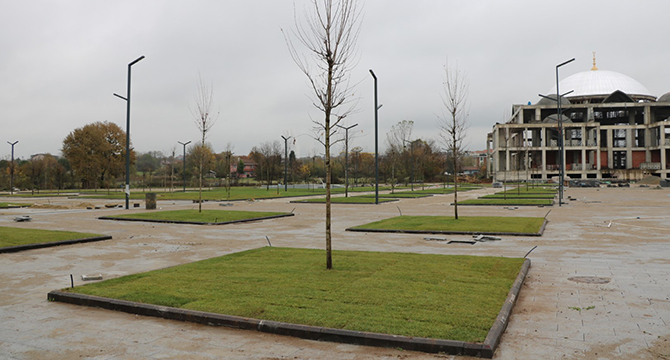 Kartepe Kent Meydanı yeşillendiriliyor