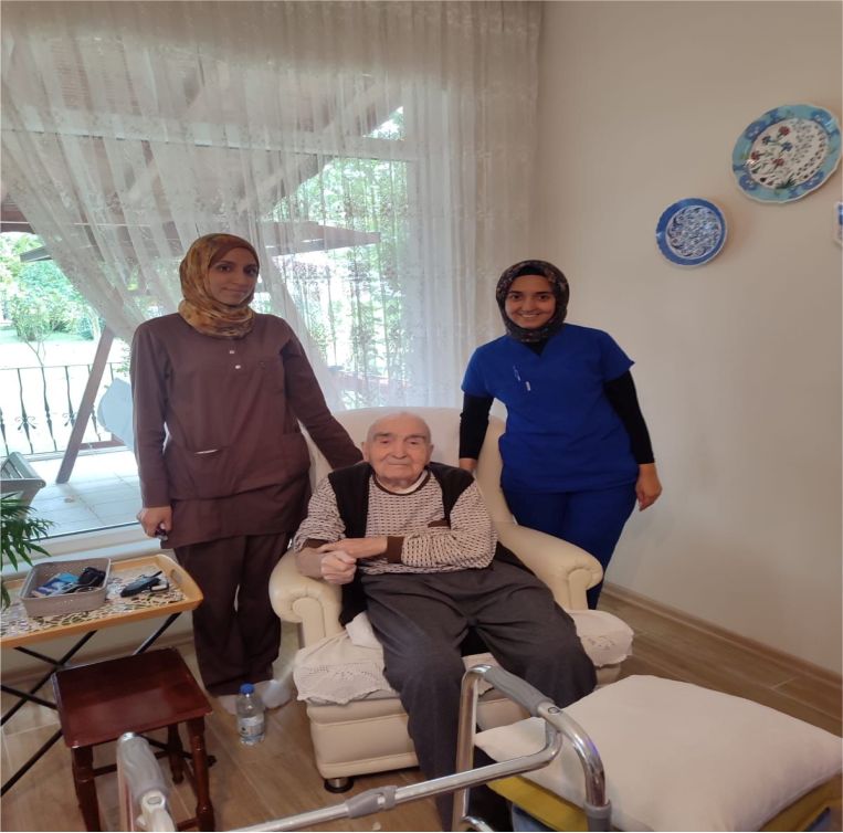 Kocaeli Devlet Hastanesi Evde Sağlık Hizmetleri’nden 100. Yaş Ziyareti