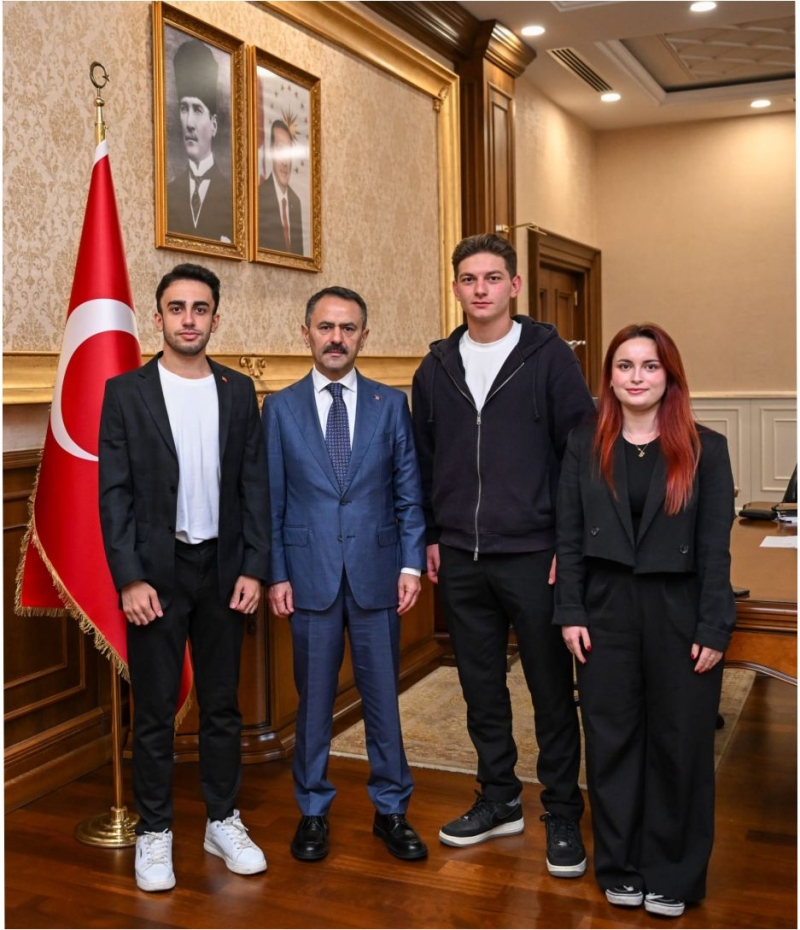 Kocaeli Üniversitesi Hukuk Fakültesi Öğrencilerinden Vali İlhami Aktaş’a Ziyaret