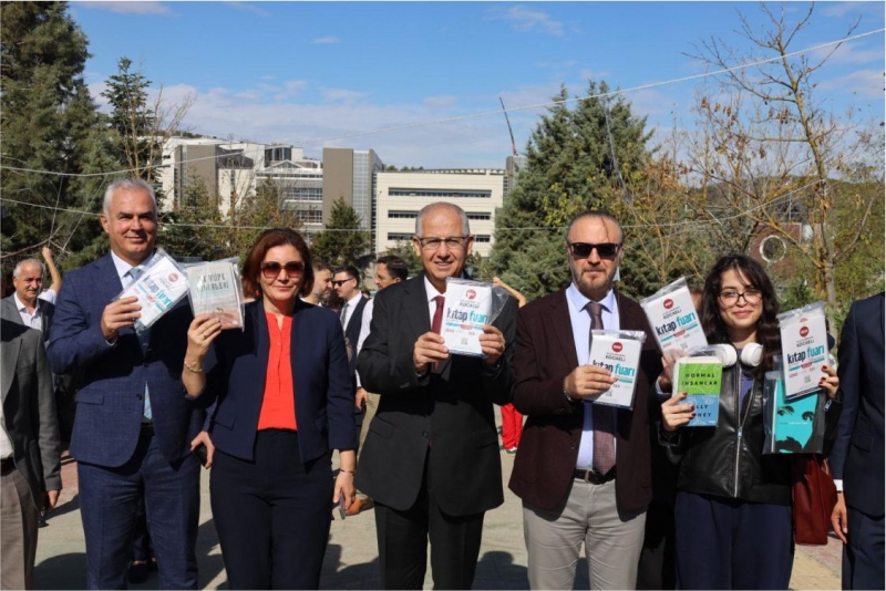 Kocaeli Üniversitesi’nde kitaplar dalından toplandı
