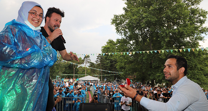 Konserde sürpriz evlilik teklifi