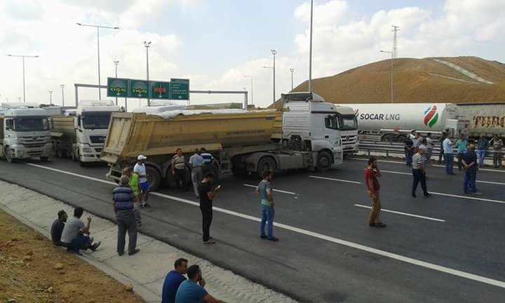 KÖPRÜYÜ KAMYONCULAR TRAFİĞE KAPATTI