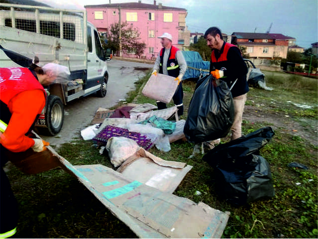 Körfez’de boş arsalar da temizleniyor