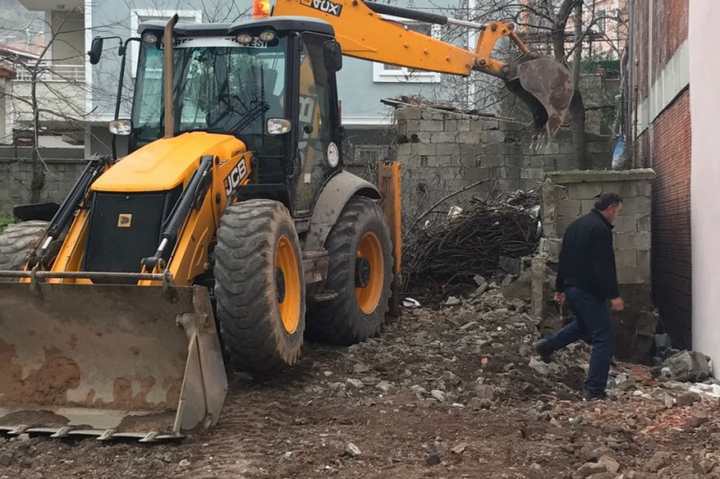 KÖRFEZ'DE METRUK BİNALAR YIKILIYOR