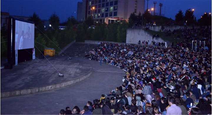 KOÜ’de açık havada sinema keyfi