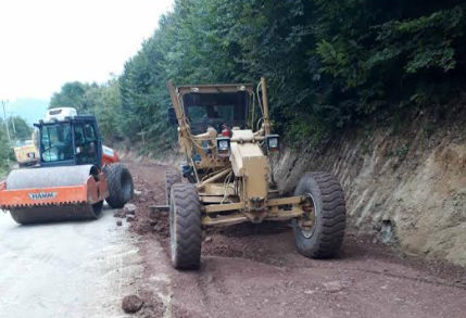 Köy yolunda genişletme yapılıyor   