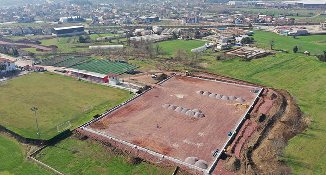 Kullar futbol sahasının zemin işleri yapılıyor