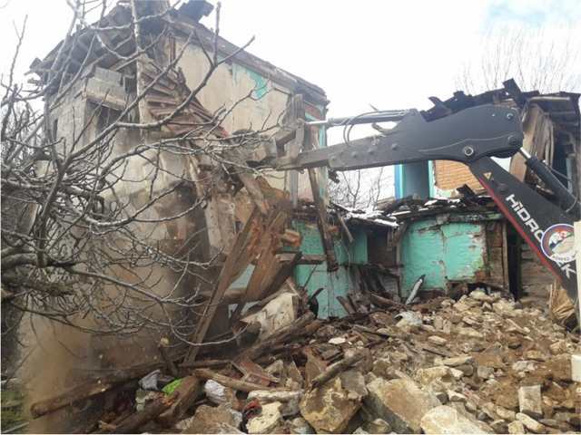 Metruk ve hasarlı binalar yıkılıyor