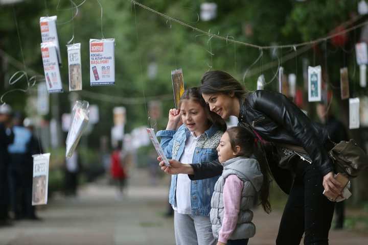 Meyve Toplar Gibi Ağaçlardan Kitap Topladılar