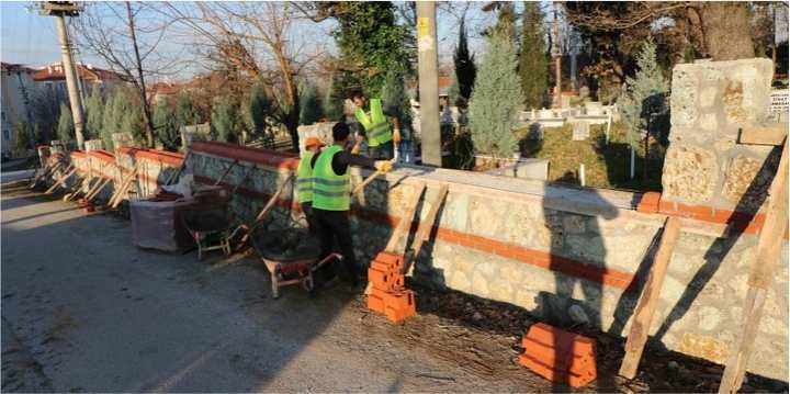 Mezarlıklara 10 bin metre taş duvar inşa edildi