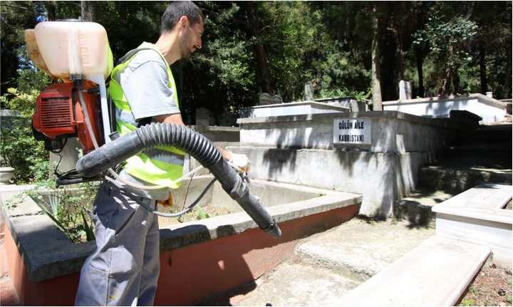 Mezarlıklara Kurban Bayramı temizliği