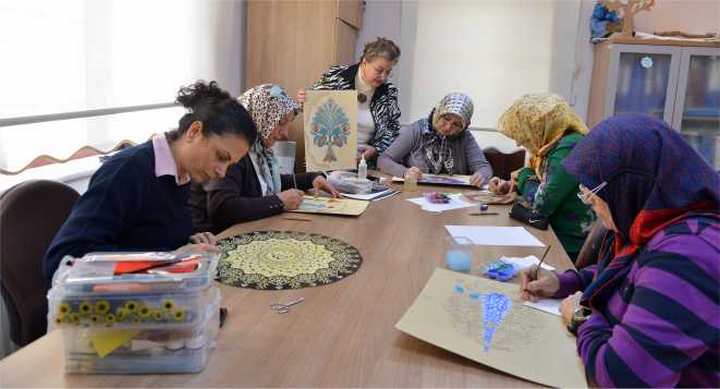 Minyatür ve Katı süsleme sanatlarını öğreniyorlar