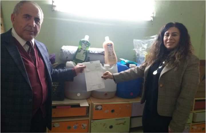 Muhtar Aslı Ertik'ten okullara temizlikmalzemesi