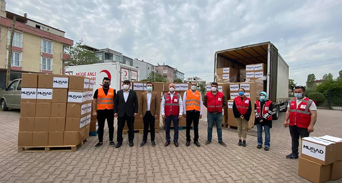 MÜSİAD YARDIM KOLİLERİNİ TESLİM ETTİ