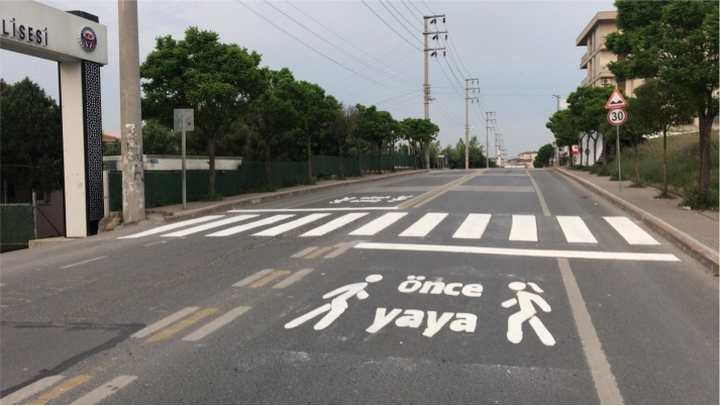 Okul önlerinde yaya güvenliği önemseniyor