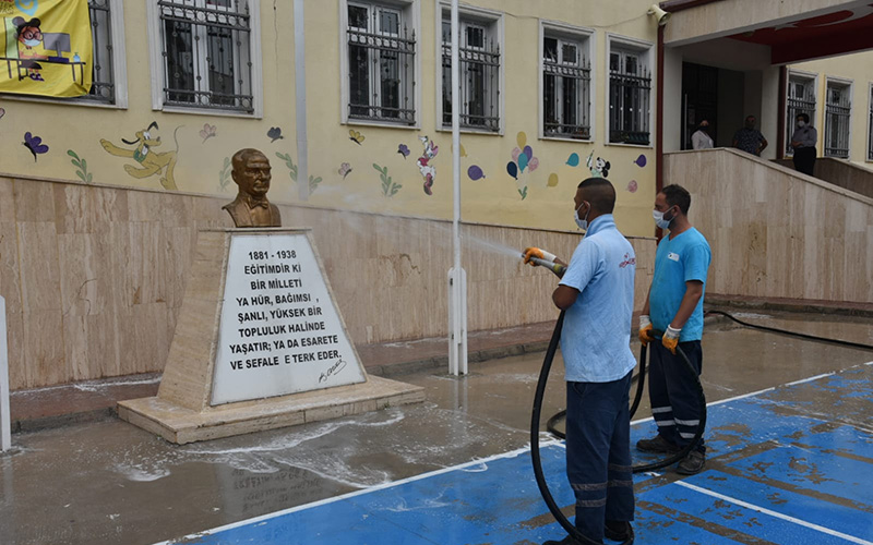 Okulları yüz yüze eğitim öncesi temizliyor