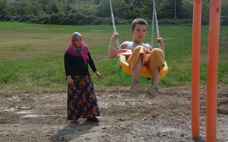 Otizmli Burak salıncağına kavuştu