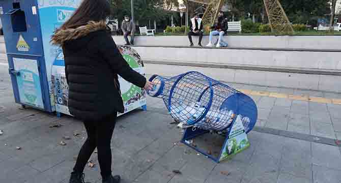 Pet şişe kafesleriyle plastik atıkları ekonomiye kazandırıyor