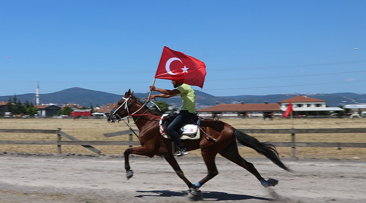 RAHVAN AT YARIŞLARI HEYECANINDA SIRA GÖLCÜK KOŞUSUNDA