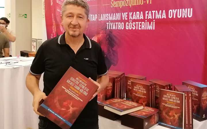 Rıdvan Şükür, Sempozyum kitabını teslim aldı
