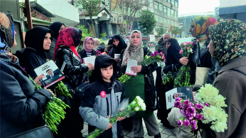 Saadetli kadınlar karanfil dağıttı