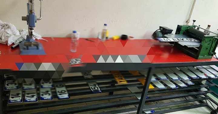 Sahte plakacılar yakalandı
