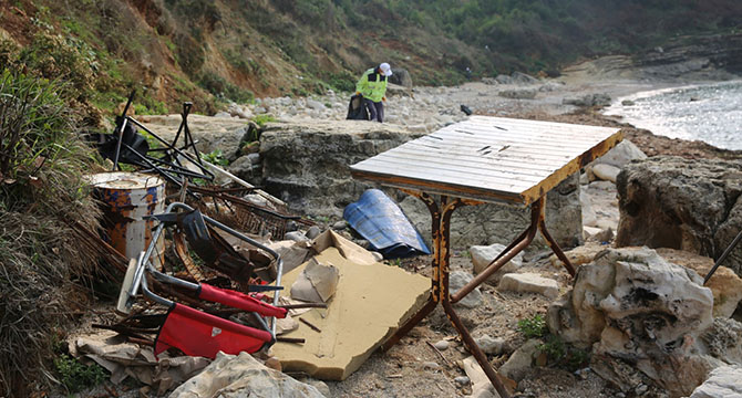 Sardala’daki plaj temizliğinde şaşırtan görüntüler