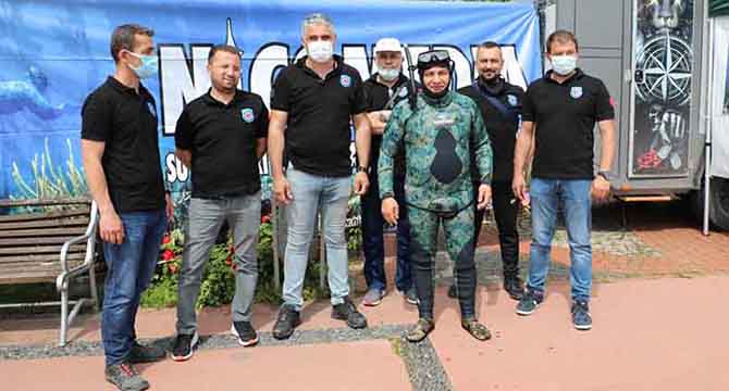 Şayir, temizlik için denize daldı!