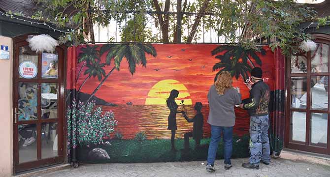 Sevgililer gününe özel  duvarlar boyandı