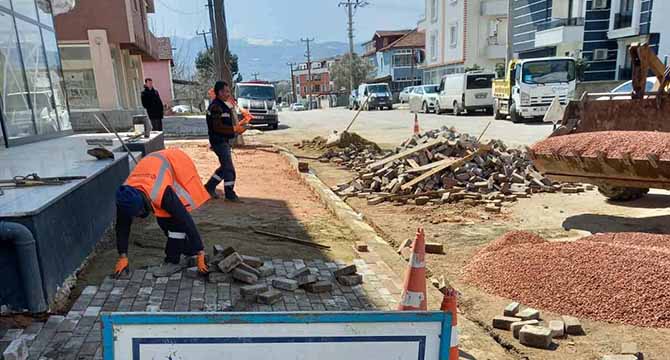 Sokağa çıkma kısıtlamasında yaya kaldırımları onarıldı