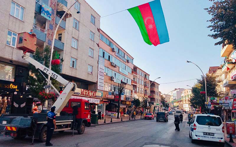 Sokaklarda Azerbaycan bayrakları