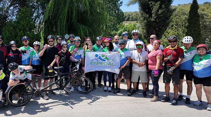 Tandem bisikletlerle umuda pedal çevirdiler