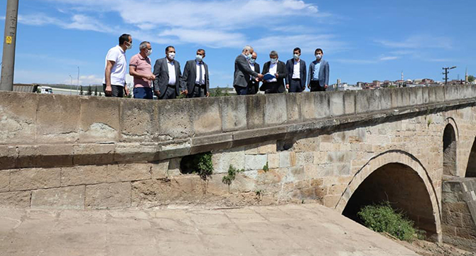 Tarihi köprüde restorasyon çalışmaları başladı 