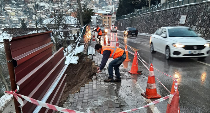 Toprak kaymasına Büyükşehir’den acil müdahale